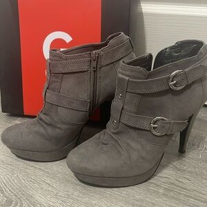 GUESS Women's Drina Gray Size 9 Booties